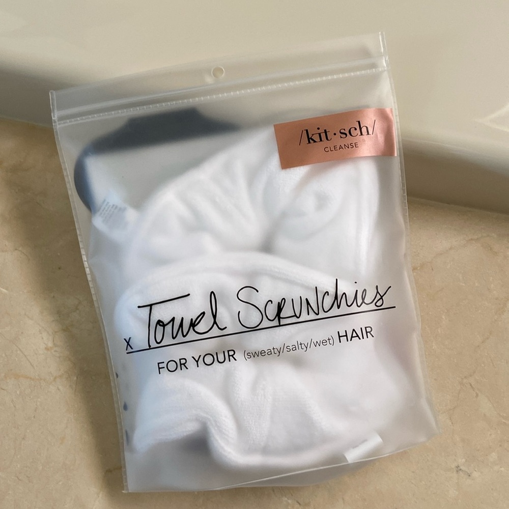 🚨 NWT, towel scrunchies, white 2 piece pack, great for gym, yoga, beach, pool!